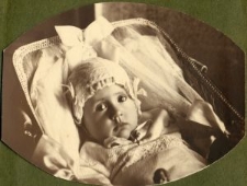 Hania Bielska w w&oacute;zku dziecięcym