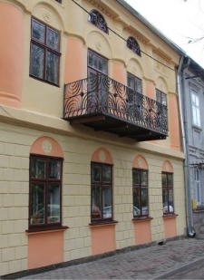 A balcony railing made of parts of the bimah (11 Konstytucji 3 Maja street)