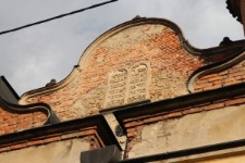 Tablice Mojżesza na szczycie synagogi w Lesku