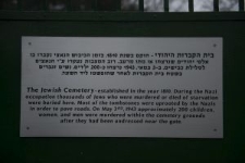 Tablica informacyjna na cmentarzu żydowskim w Międzyrzecu Podlaskim