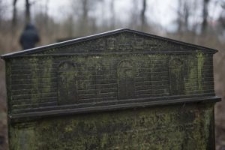 Żeliwna macewa na cmentarzu żydowskim w Międzyrzecu Podlaskim z 1834 roku
