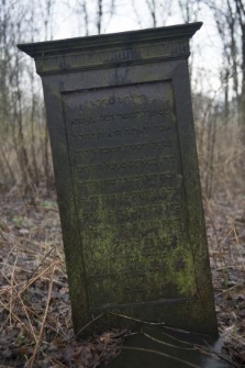 Żeliwny nagrobek na cmentarzu żydowskim w Międzyrzecu Podlaskim