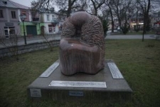 Pomnik "Modlitwa" autorstwa Yael Artsi poświęcony pamięci Żyd&oacute;w z Międzyrzeca Podlaskiego