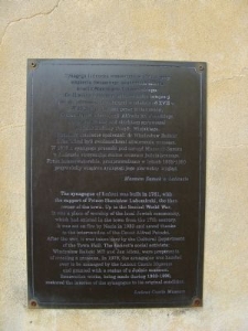 Tablica informacyjna na synagodze w Łańcucie