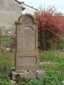 Nagrobek Rozalii Krug z 1928 roku na cmentarzu żydowskim w Oleszycach