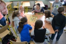 Gra w "plansz&oacute;wkę" Zaczarowany Lublin podczas warsztat&oacute;w edukacyjnych w SP nr 43