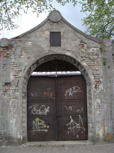 Brama wejściowa na cmentarz żydowski w Lubaczowie