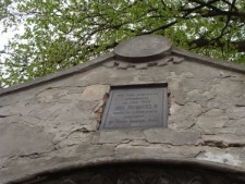 Tablica fundacyjna na bramie cmentarza żydowskiego w Lubaczowie