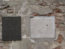 Tablice pamiątkowe na bramie cmentarza żydowskiego w Lubaczowie
