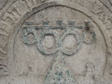 Fragment macewy z zachowanymi resztkami niebieskiej polichromii na cmentarzu żydowskim w Lubaczowie