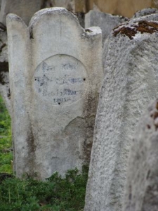 Macewa ze śladami niebieskiej polichromii na cmentarzu żydowskim w Lubaczowie