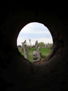 Otwór w murze dla kohenów, którzy nie mogli wchodzic na cmentarz uznawany za miejsce rytualnie nieczyste