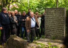 Robert Kuwałek przy grobie Szaloma Szachny na starym cmentarzu żydowskim w Lublinie