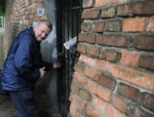 Robert Kuwałek otwiera furtkę na stary cmentarz żydowski w Lublinie