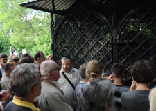 Robert Kuwałek przy grobie Widzącego z Lublina na starym cmentarzu żydowskim w Lublinie