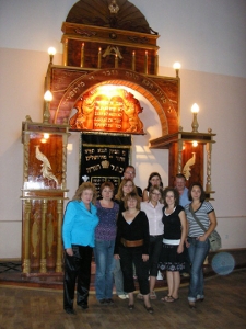 Robert Kuwałek z grupą w synagodze w Winnicy, Ukraina