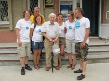 Robert Kuwałek z Alfredem Schreyerem oraz członkami i członkiniami Stowarzyszenia "Studnia Pamięci" w Drohobyczu