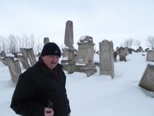 Robert Kuwałek na cmentarzu żydowskim w Bojanach (Ukraina)