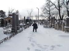 Robert Kuwałek na cmentarzu żydowskim w Czerniowcach (Ukraina)