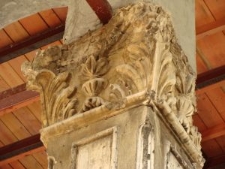 Kapitel kolumny w stylu eklektyzmu wiedeńskiego w synagodze w Rymanowie