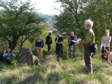Dr hab. Andrzej Trzciński i uczestnicy szkolenia dla przewodnik&oacute;w Shtetl Routes na cmentarzu żydowskim w Rymanowie