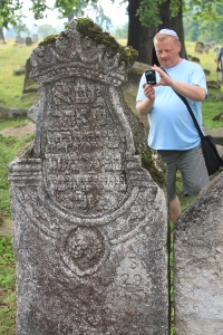 Robert Kuwałek na cmentarzu żydowskim w Bolechowie