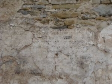 Pozostałości tynku wraz z hebrajską inskrypcją na południowej ścianie synagogi w Dukli
