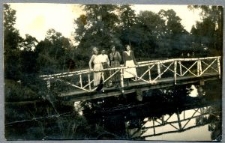 Na mostku w osmolickim parku