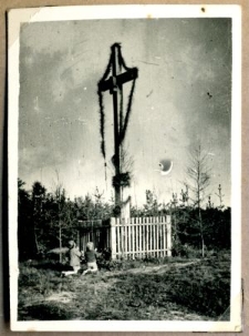 Dzieci modlące się pod krzyżem w Osmolicach