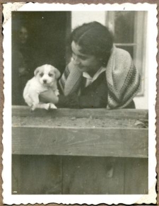 Danuta Truchlińska z małym szczeniaczkiem