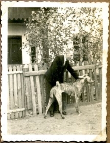 Józef Koziejowski z psem przed domem w Osmolicach