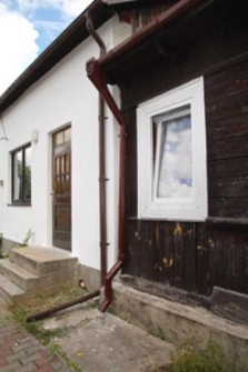 Fragment fasady domu drewnianego przy Rynku 15 w Dubience