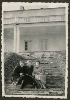 Rodzeństwo Truchlińskich na schodkach przy pałacu w Osmolicach