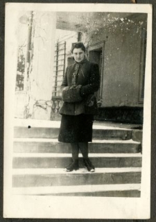 Danuta Truchlińska na schodkach do pałacu