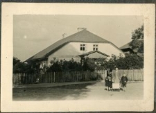 Rodzina Koziejowskich przed domem rodzinnym