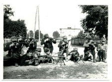 Pozowane zdjęcie partyzant&oacute;w