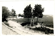 Kapliczka przy drodze w Osmolicach