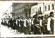 Poch&oacute;d młodzieży przez Krakowskie Przedmieście