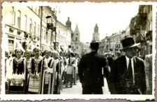 Poch&oacute;d młodzieży w strojach ludowych