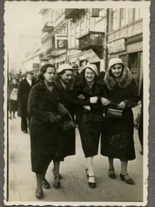 Danuta Truchlińska z koleżankami