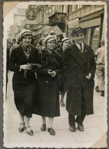 Danuta Truchlińska z przyjaci&oacute;łmi na Krakowskim Przedmieściu