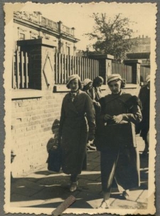 Danuta Truchlińska z koleżanką przy ulicy Bernardyńskiej