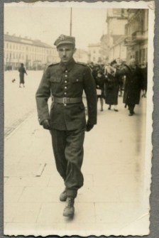 Zbigniew Truchliński w mundurze na Krakowskim Przedmieściu