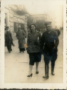 Para na spacerze po Krakowskim Przedmieściu