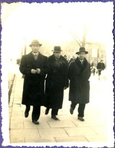 J&oacute;zef Koziejowski ze znajomymi na Krakowskim Przedmieściu
