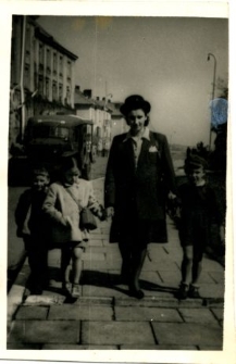 Danuta Koziejowska z dziećmi na ulicy Spokojnej w Lublinie