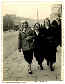 Danuta Truchlińska z koleżankami spacerujące Krakowskim Przedmieściem