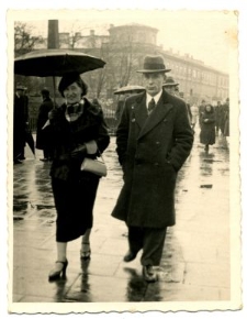 J&oacute;zef Koziejowski ze znajomą na Krakowskim Przedmieściu