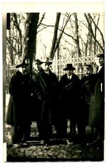 J&oacute;zef Koziejowski z kolegami ze studi&oacute;w przy Ogrodzie Saskim