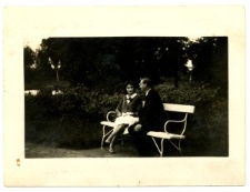 Danuta Truchlińska na ławce w parku
